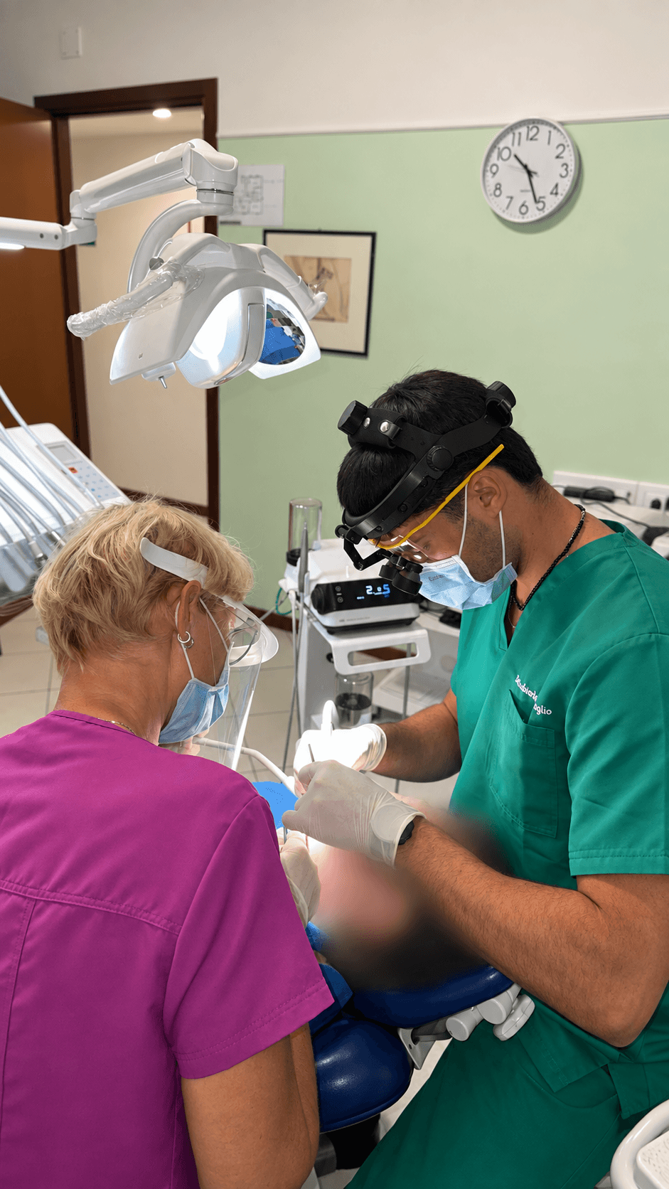 Odontoiatra dello Studio Spinoglio al lavoro su una paziente